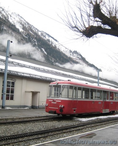 Alpu kalnu vilcieniņš kursē no Chamonix uz Montenveri (1913 m), no kurienes var doties pastaigā pa ledāju (Mer de Glace) 32177