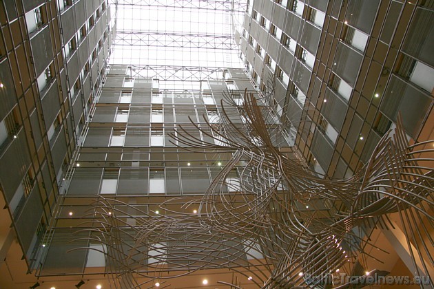 Ēkas iekšienē vienmuļo logu virknes pārtrauc metālmākslinieku skulptūra 32502