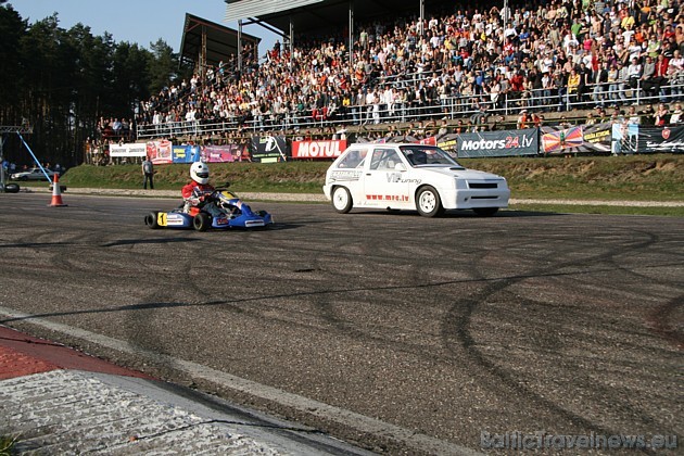 Kartings ieskrienas līdz 130 km/h, taču mazliet zaudē 32636