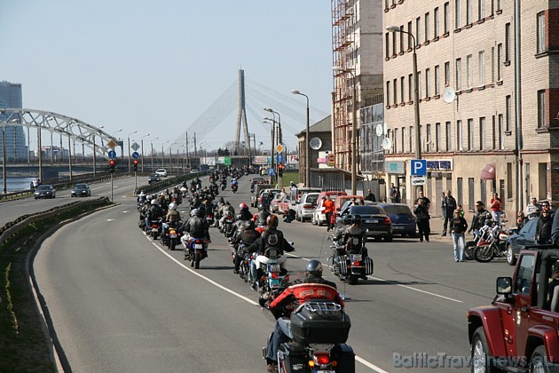 Latvijā pamatprincipus motobraucēju vidū nosaka motoklubu Harta, savukārt motoklubu darbību koordinē 2004. gadā dibinātā Latvijas Motoklubu asociācija 32725
