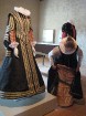 Kurzemes hercogistē bija izdoti noteikumi kādus tērpus drīkstēja un kādus nebija atļauts nēsāt attiecīgo sabiedrības kārtu piederīgiem 10