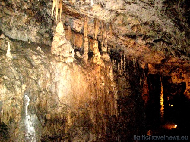Ar gaismām veiksmīgi tiek izcelti skaitākie stalaktīti 32798