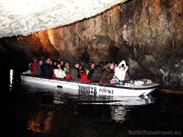 Ikvienam noteikti patiks brauciens ar laiviņām pa pazemes upes labirintu 32818