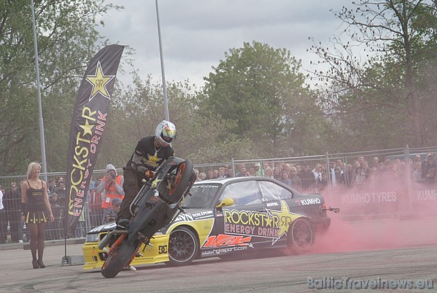 Automoto drifta tandēmu izveidojuši radošās komandas “HGK Motorsports” autosportists Gvido Elksnis un “Stuntfighters Team Latvia” motobraucējs Jānis R 33002