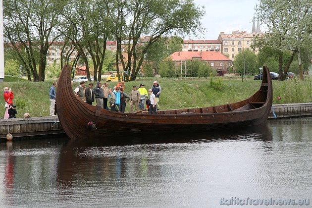 Komanda ir nokomplektēta no Norvēģijas, Zviedrijas un Latvijas pārstāvjiem, kuru starpā ir gan profesionāli jūras braucēji, gan arī kuģošanas entuzias 33054