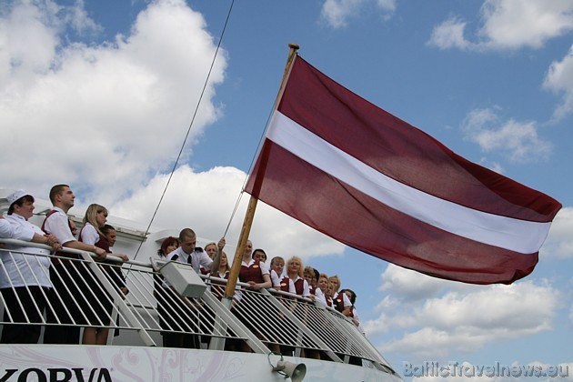 Latvijas karoga pacelšana uz kruīzu prāmja Romantika 33061