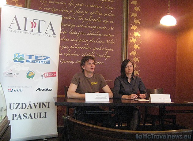 Preses konferencē ar akcijas mērķi iepazīstina (no kreisās): Inte Teterovskis (koris Balsis) un Kitija Gitendorfa (ALTA) 33189