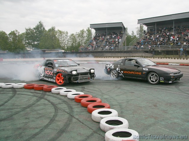 16.05.2009 tika atklāts Latvijas drifta čempionāts Sabi Biķerniekos. Trasē cīnās no kreisās Kestutis Petronis ar Nissan 200 SX un Edijs Ļaksa arī ar N 33300