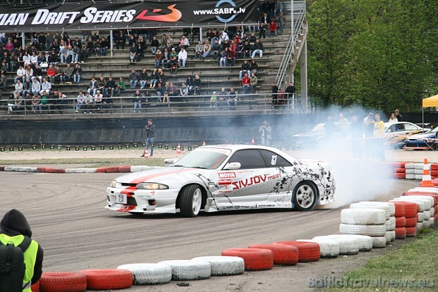 Drifta vienīgā meitene - Kristena ar Nissan Skyline 33321