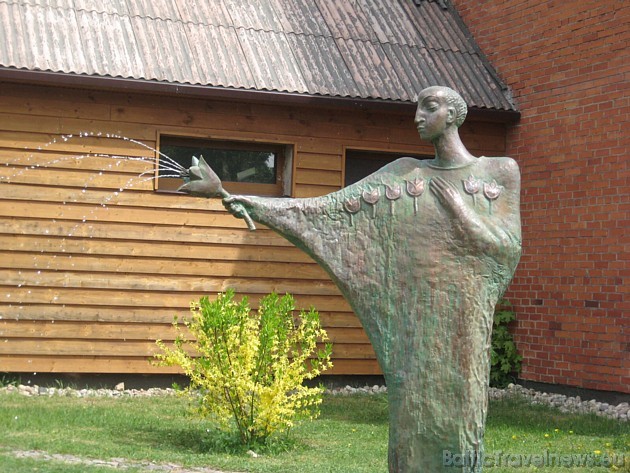 Studijas-galerijas dārzā var ieraudzīt pat 2 m augstas skulptūras un oriģināldarbus, bet daudzi darbi ir aizceļojuši uz citām vietām Lietuvā 33449