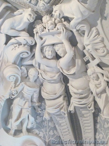 No griestu velvēm noraugās baroka stila skulptūras 33514