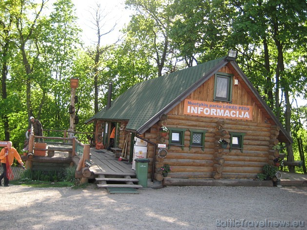 Piedzīvojumu parks Lokės pėda atrodas Lietuvā, Lokėnėlių ciematā, Jonavos rajonā (no Jonāvas līdz parkam ir ~5 km) 33522