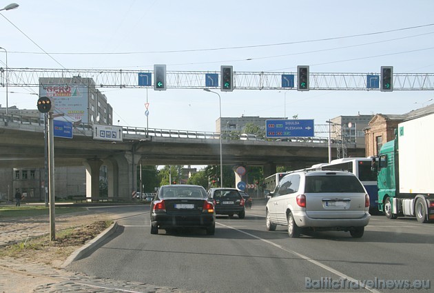 Pēc Travelnews.lv novērojumiem - gandrīz katra desmitā automašīnas vadītājs apjūk vai ļoti samazina braukšanas ātrumu, jo nav īsti sapratis ceļa zīmju 33610