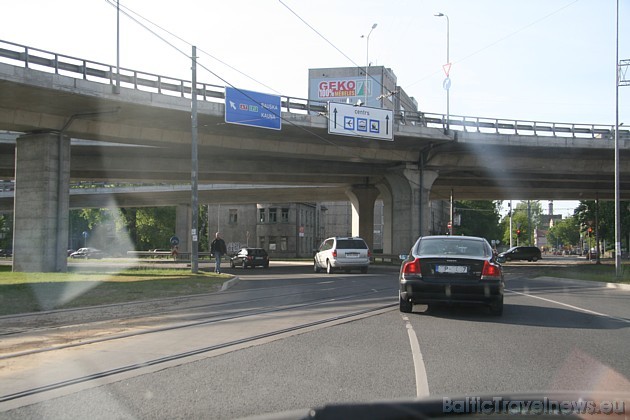 Ceļa norādes būtu jānovieto zemāk un varbūt jāuzraksta uz asfalta, lai veicinātu autovadītāju informētību par virzieniem 33611