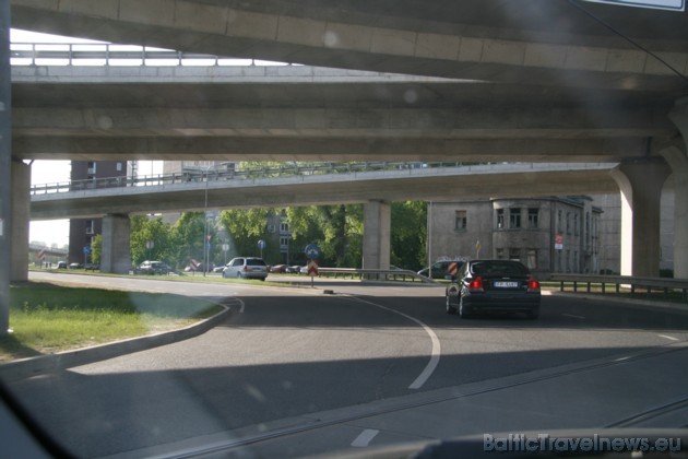 Daudziem autovadītajiem šī vieta ir pēdējā iespēja, lai strauji nomainītu braukšanas joslu, jo pa kreisi ir virziens uz Pārdaugavu (Bausku) un taisni  33612