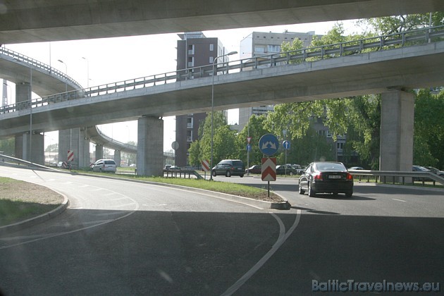 Ik pa brīdim var sastapt automašīnas, kuras ir izveidojušās sastrēgumu tieši uz šī stūra, jo nezin kurp doties. Tas apliecina, ka ceļa norādes pirms k 33613