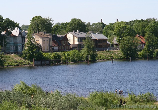 Lai gan Daugavas ūdens nesola siltu peldi, taču drosminieku netrūkst 33733