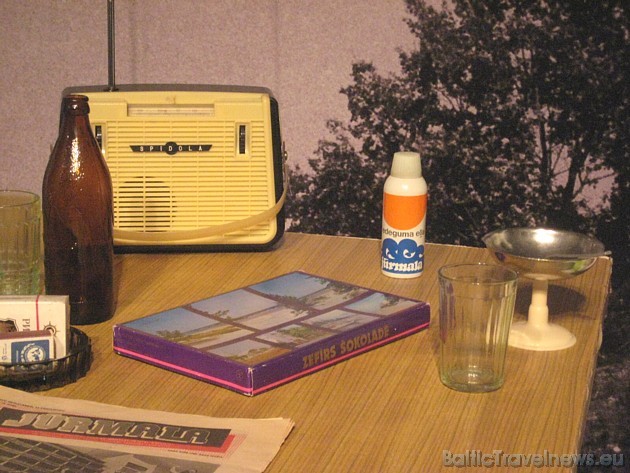Padomju laiku atpūtniekiem raksturīgie priekšmeti - radio Spīdola, saldēdiena traciņš ar plastmasas kājiņu vai arī pretapdeguma eļļa 33914