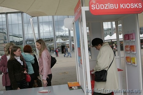 Origo laukums kā Sūdzību Kioska atklāšanas vieta izvēlēta tieši savas sociālās nozīmības dēļ, jo šeit diendienā satiekas tūkstošiem patērētāju 33958