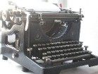 Nedaudz jaunāks un modernāks priekšmets - rakstāmmašīna 8