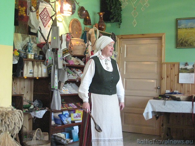 Maizes muzejā apmeklētājus uzņem pati saimniece latgaliešu tautas tērpā ģērbtā Vija Ancāne 34253