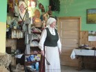 Maizes muzejā apmeklētājus uzņem pati saimniece latgaliešu tautas tērpā ģērbtā Vija Ancāne 10