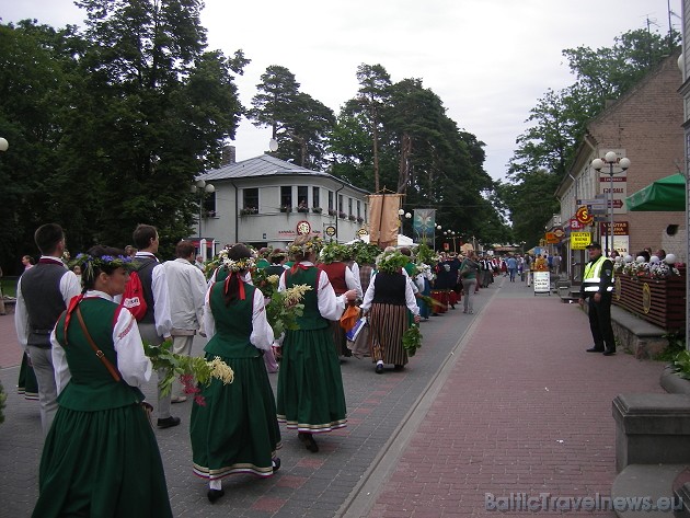 Gājiens devas pa Jomas ielu līdz koncerta zālei Dzintari 34437