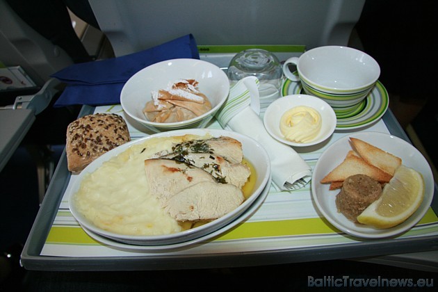 Slavenais šefpavārs Mārtiņš Rītiņš gatavo ēdienu airBaltic biznesa klases pasažieriem ļoti pievilcīgos traukos 34479