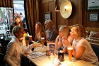 Daudzi uzņēmumi rīko pasākumus alus restorānā. Attēlā ceļojumu konsultantes no Igaunijas tūrisma aģentūrām, kuras iepazīstas ar bavāriešu viesmīlību 11