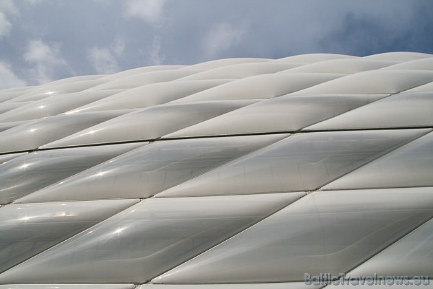 Stadiona Allianz Arena ārpuse ir ''apšūta'' ar speciāliem plastikas loģiem, kas ar gaismas ķermeņu palīdzību maina krāsu. Piemēram, priekš FC Bayern s 34663