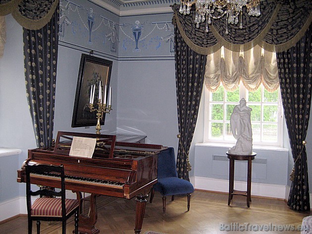 Zilais salons bija baroneses rīcībā. Muižas restaurācijas laikā (1975.-1985.) ir atjaunoti arī sienu dekori, taču lielākā daļa muižas mēbeļu ir atvest 34776