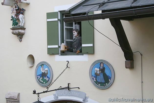 Bavāriešiem ir raksturīgi, ka restorāni un arī dzīvojamās mājas tiek papildus ''atdzīvināti'' ar sienu zīmējumiem vai atsevišķām skulptūrām 34795