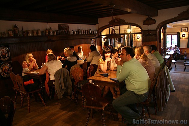 Restorāna telpas ar garajiem alus galdiem 34801