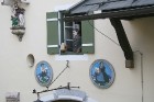 Bavāriešiem ir raksturīgi, ka restorāni un arī dzīvojamās mājas tiek papildus ''atdzīvināti'' ar sienu zīmējumiem vai atsevišķām skulptūrām 6