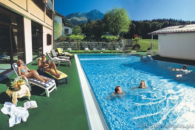 Viesnīcas viesu rīcībā ir iekšējais un ārējais baseins. Ārējais baseins ir ar 30 grādu siltu ūdeni, kas tiek praktizēts visu gadu. Foto: Alpenhof.de 34821