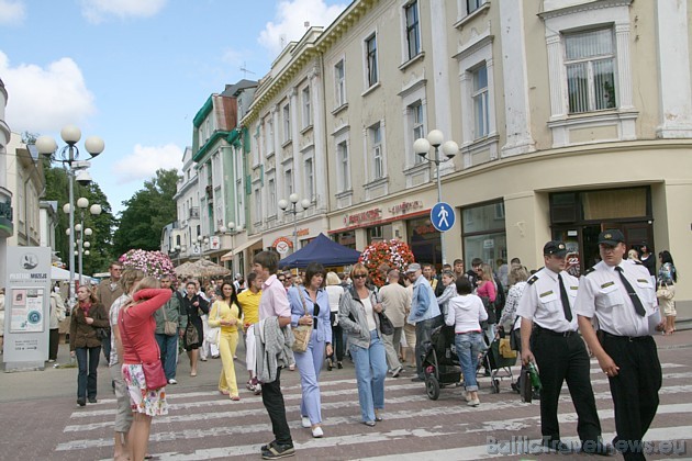 Jomas ielā šajās siltajās vasaras dienās bija ļaužu pārpildīta 34984