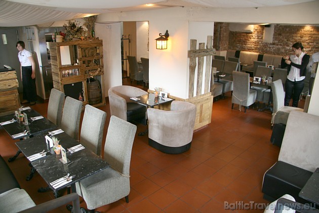 Viesnīcas restorāns Hanza Pub ir klasisks savā interjerā ar daudziem senatnīgiem atribūtiem, piemēram, lukturiem, kieģeļu sienas fragmentiem un citiem 35033