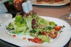Vasaras ēdienkarte: Sezonas lapu salātu izlase ar avokado un tomātiem, medus-citrusa augu mērcē 8