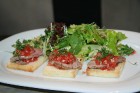 Vasaras ēdienkarte: Krustini ar liellopas gaļas rostbifu un svaigo tomātu un dārzāju salsu 10