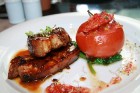 Vasaras ēdienkarte: Cūkgaļas pavēdere sarkanvīna barbekjū mērcē ar grilētu-pildītu tomātu 11