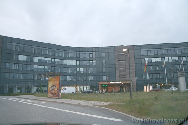 Braucot no Lībekas pasažieriem, lai tiktu uz prāmi ir jānogriežas uz Skandinaviankai-Nord prāmju piestātni, kur reģistrācija notiek lielajā biroju ēkā 35052