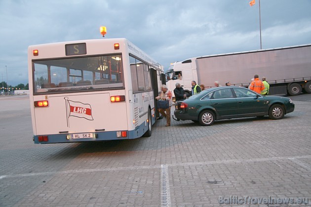Pasažierus, kuri ceļo bez savas automašīnas, no centrālās birojas ēkas līdz prāmim nogādā speciāls autobuss 35055