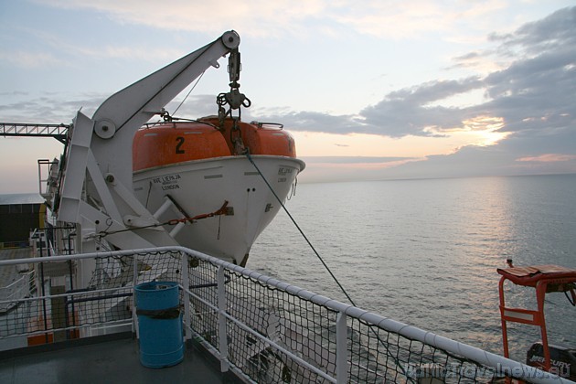 Kuģis ir aprīkots arī ar papildus glābšanas laivām 35063