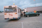 Pasažierus, kuri ceļo bez savas automašīnas, no centrālās birojas ēkas līdz prāmim nogādā speciāls autobuss 5