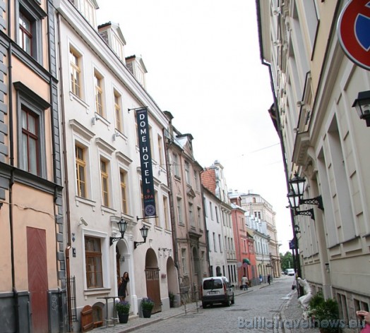 Luksus klases viesnīca Dome Hotel atrodas Vecrīgā, Miesnieku ielā 4. Senākie vēsturiskie dati liecina, ka pašreizējās ēkas vietā apbūve atradusies jau 35109