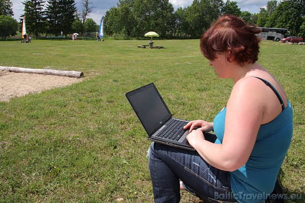 Ūskaldas sporta un izpriecu parkā ir pieejams Wi-Fi, tā kā var vienlaicīgi gan strādāt, gan atpūsties 35146