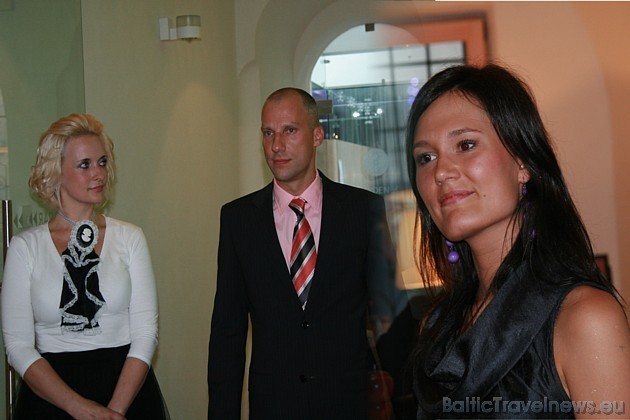 No kreisas: Dome Hotel izpilddirektore Aiga Baumerte, īpašnieks Gundars Ozols un pārdošanas vadītāja Liene Ciniņa iepazīstina ar viesnīcu un tās pakal 35256