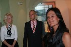 No kreisas: Dome Hotel izpilddirektore Aiga Baumerte, īpašnieks Gundars Ozols un pārdošanas vadītāja Liene Ciniņa iepazīstina ar viesnīcu un tās pakal 1
