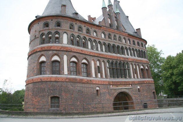 Lībekas simbols – pilsētas vārti Holstentor. Tas tika būvēts starp 1464 un 1478 gadu 35298