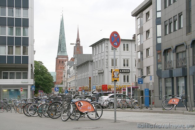 Pilsēta ik uz soļa var pamanīt gan velosipēdu novietnes, gan veloceliņus, gan arī velosipēdistus 35301